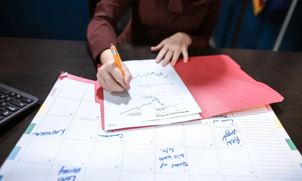 กราฟและรายงานตัวเลขวางอยู่บนโต๊ะทำงาน