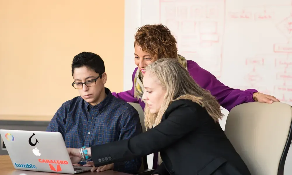หน้าจอโน้ตบุ๊กเปิดหน้าค้นหา