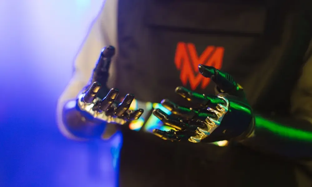 มือหุ่นยนต์กับเทคโนโลยี