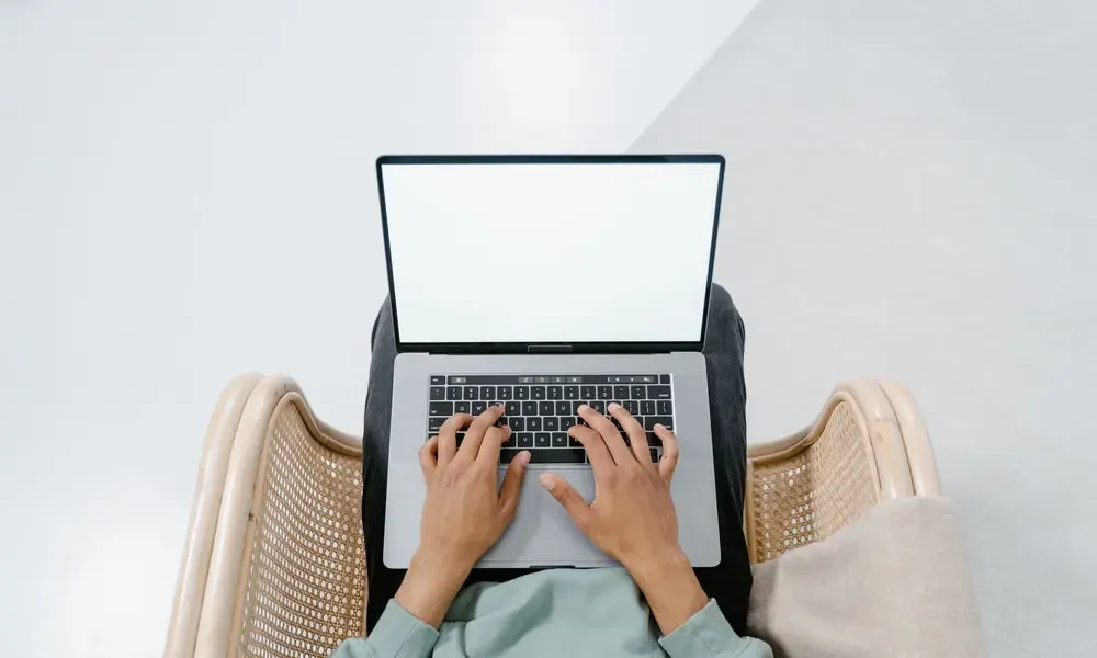 หน้าจอโน้ตบุ๊กเปิดหน้าค้นหา