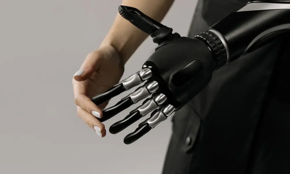 มือหุ่นยนต์กับเทคโนโลยี