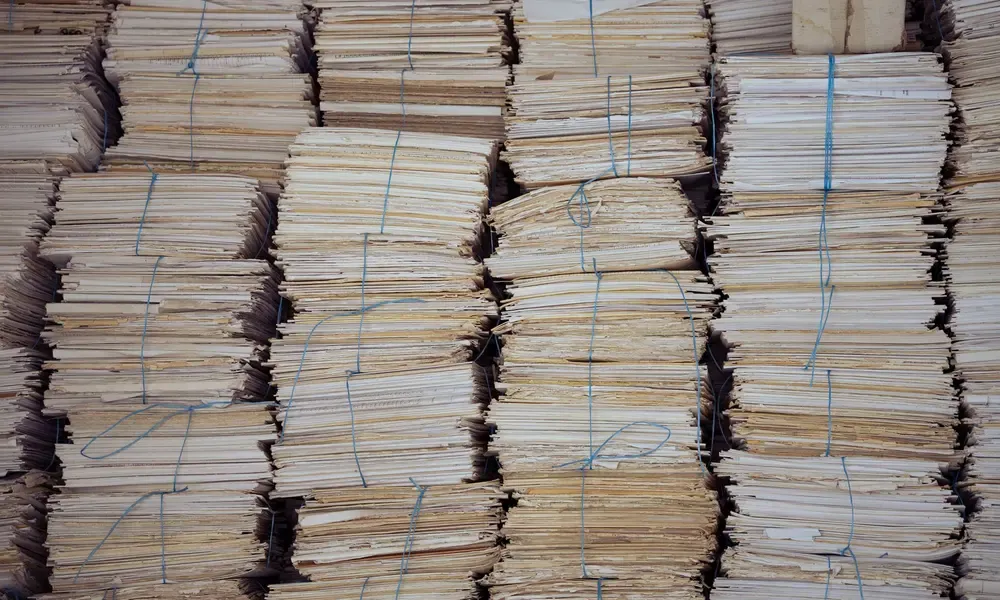 แว่นขยายวางบนเอกสาร