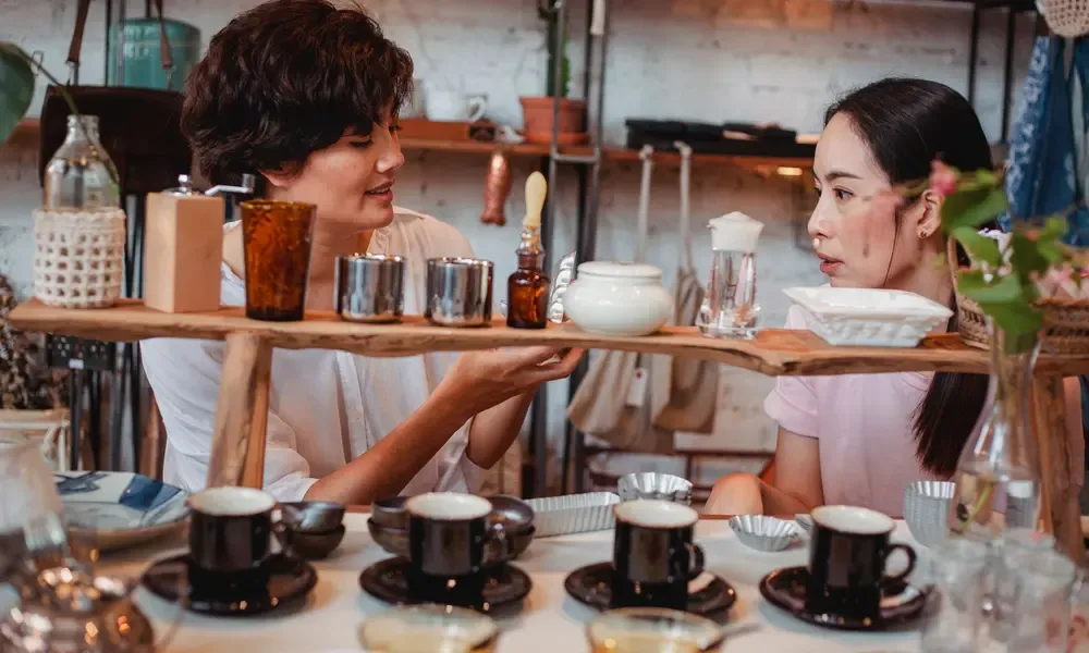 ลูกค้ากำลังคุยกับเจ้าของร้าน