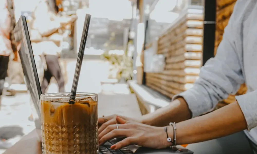 การพิมพ์งานบนโน้ตบุ๊กในร้านกาแฟ