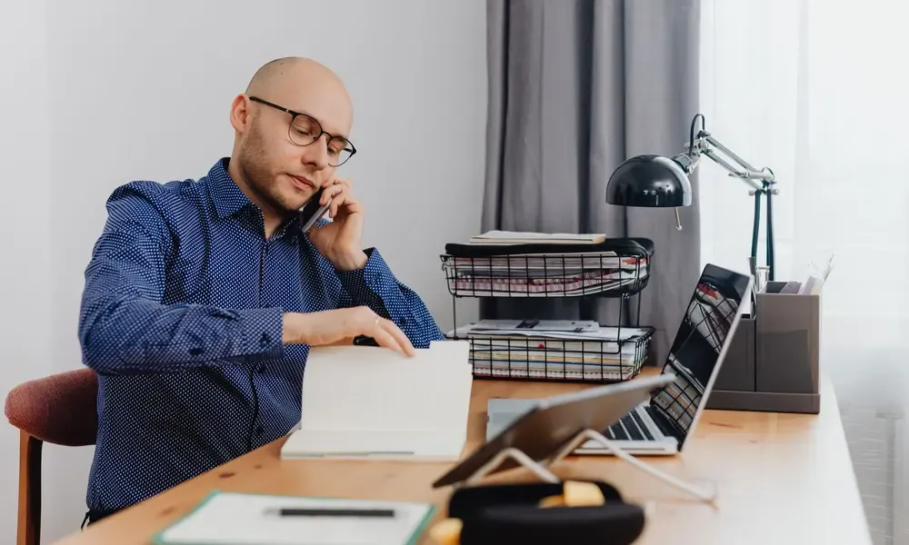 เจ้าของธุรกิจคนเดียวในห้องทำงานที่บ้าน