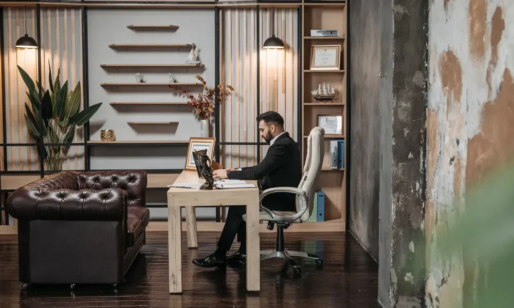 เจ้าของธุรกิจคนเดียวในห้องทำงานที่บ้าน