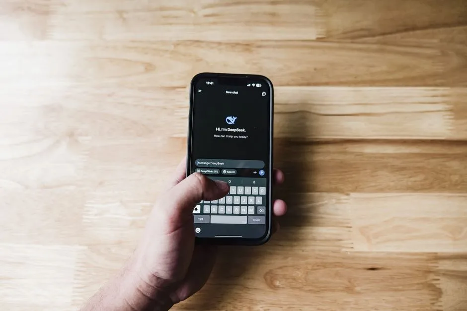 คนกำลังคุยกับ AI Chatbot ผ่านมือถือ
