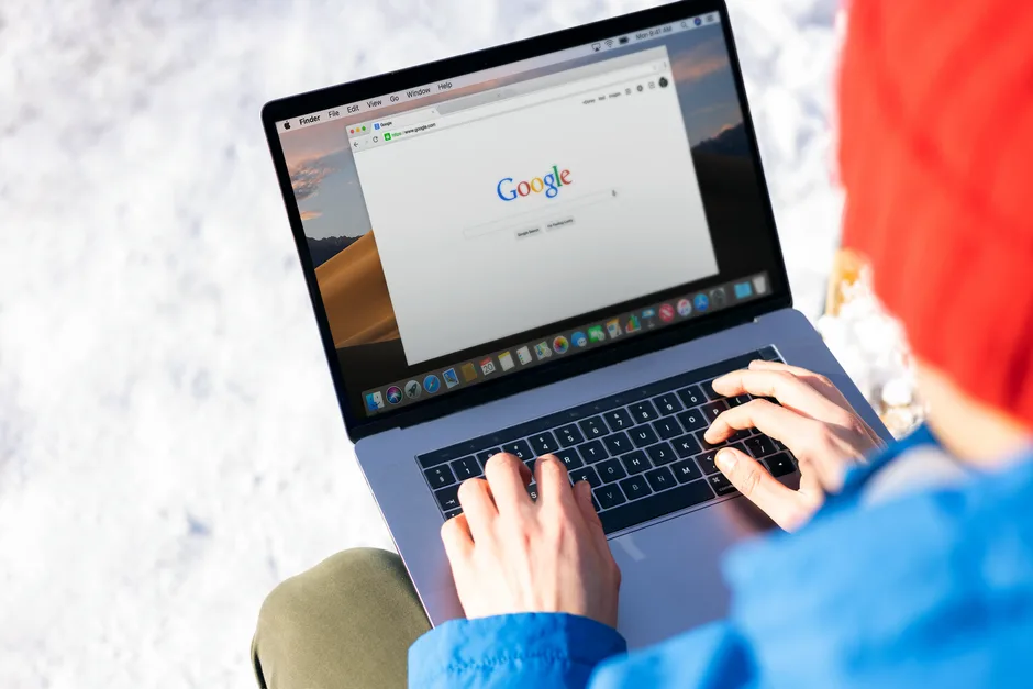 คนกำลังค้นหาข้อมูลธุรกิจผ่าน Google บนแล็ปท็อป