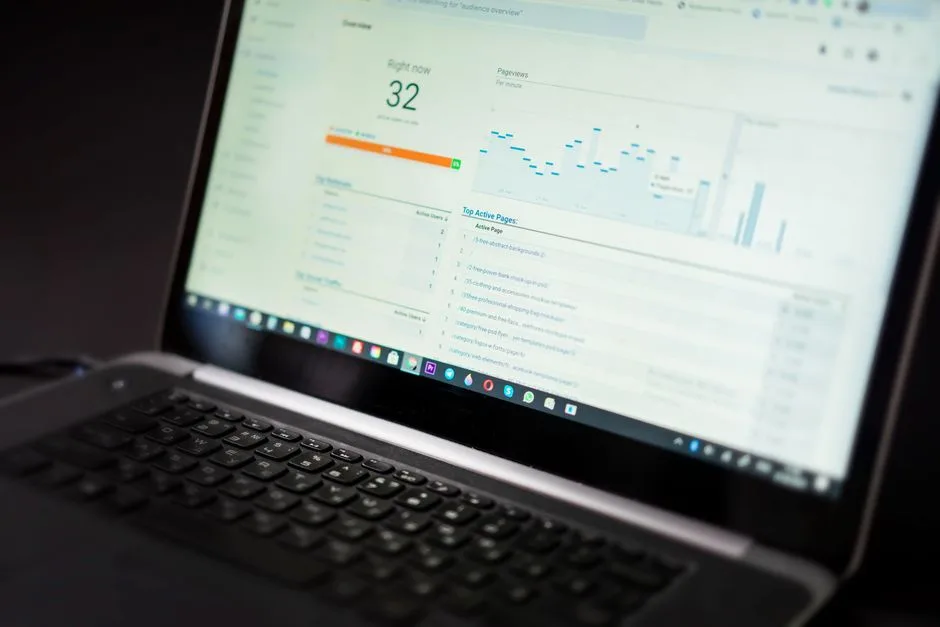 แล็ปท็อปแสดงแดชบอร์ด analytics แบบเรียลไทม์ ตรวจสอบทราฟฟิกเว็บไซต์