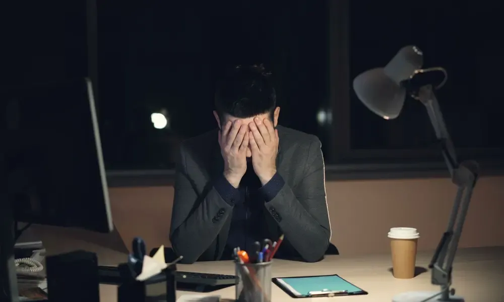 การทำงานดึกใต้แสงโคมไฟตั้งโต๊ะ