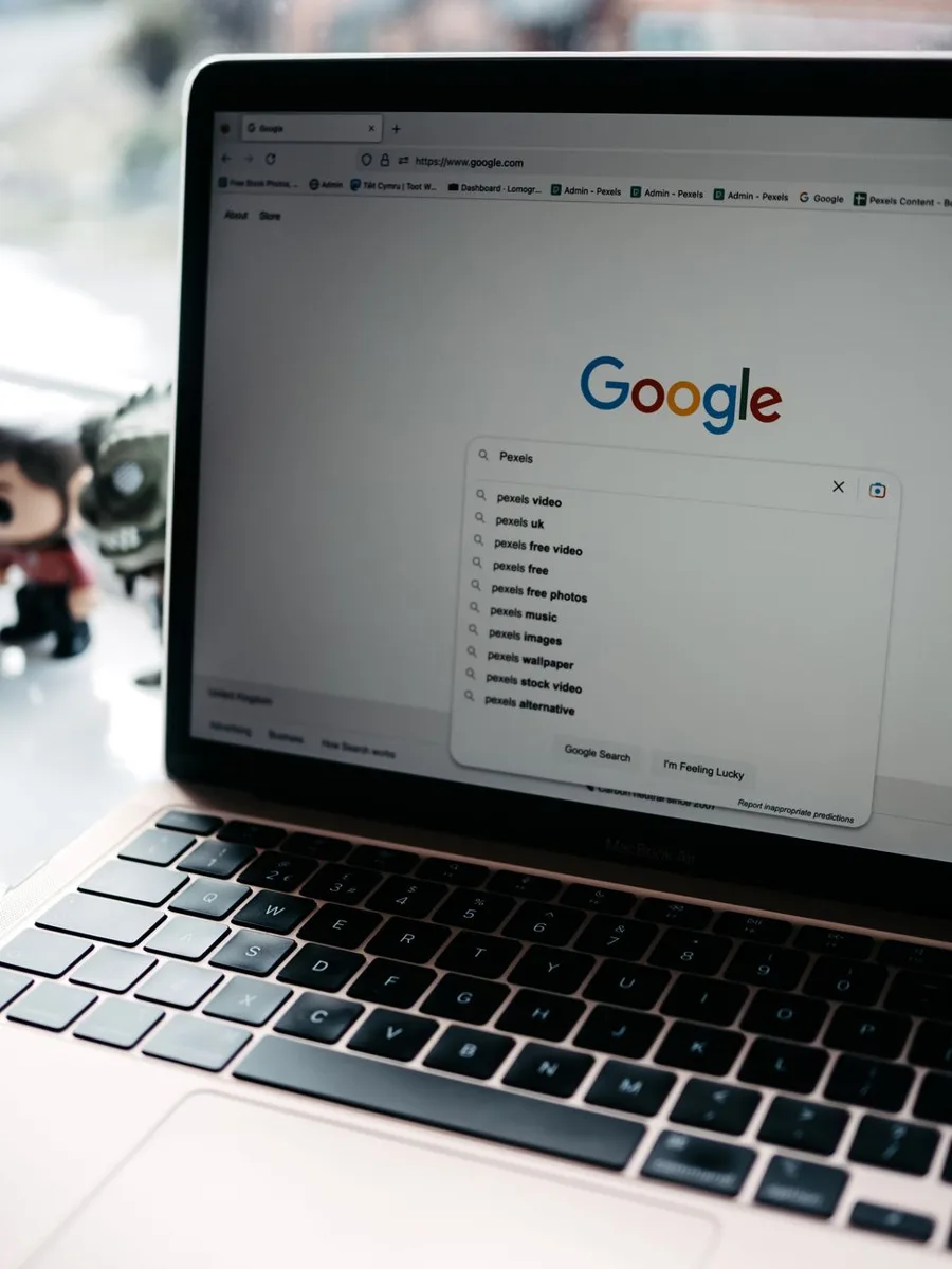 แล็ปท็อปแสดงหน้า Google search กับรายการคำแนะนำอัตโนมัติ (autocomplete)