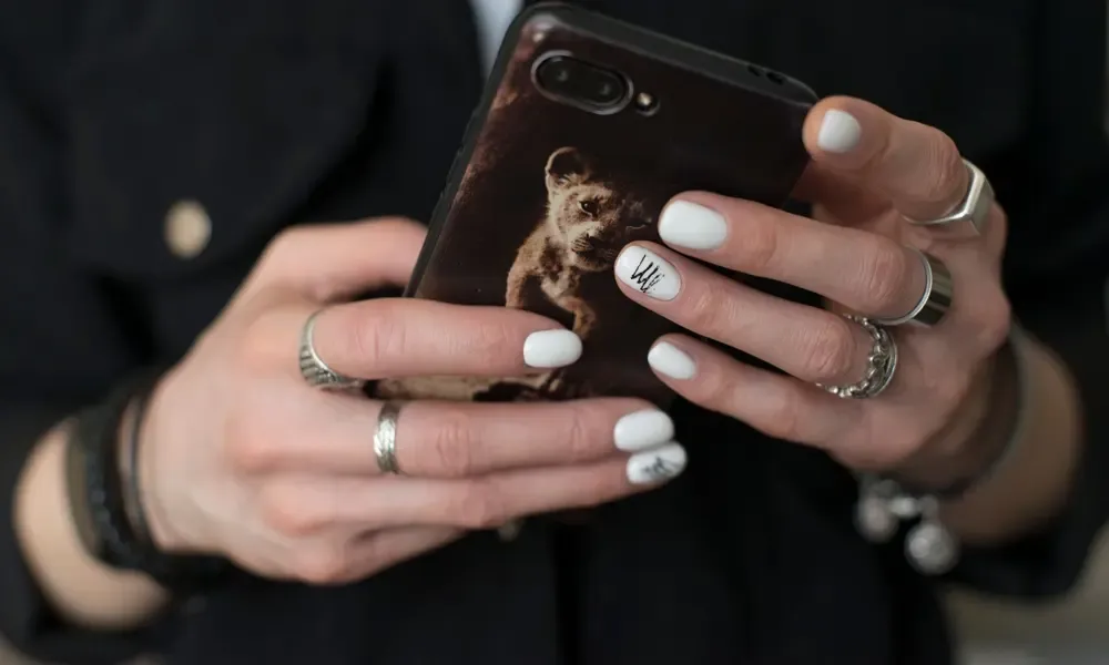 มือถือโทรศัพท์ที่เปิดหน้าต่างแชท
