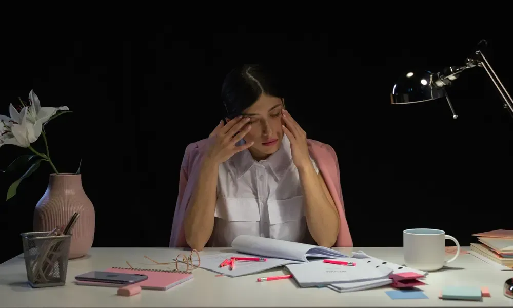 การทำงานดึกใต้แสงโคมไฟตั้งโต๊ะ