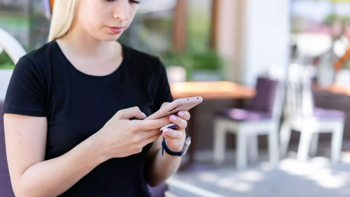 เจ้าของธุรกิจเล็กเตรียมคอนเทนต์สำหรับทำโฆษณาบน Facebook ผ่านมือถือ