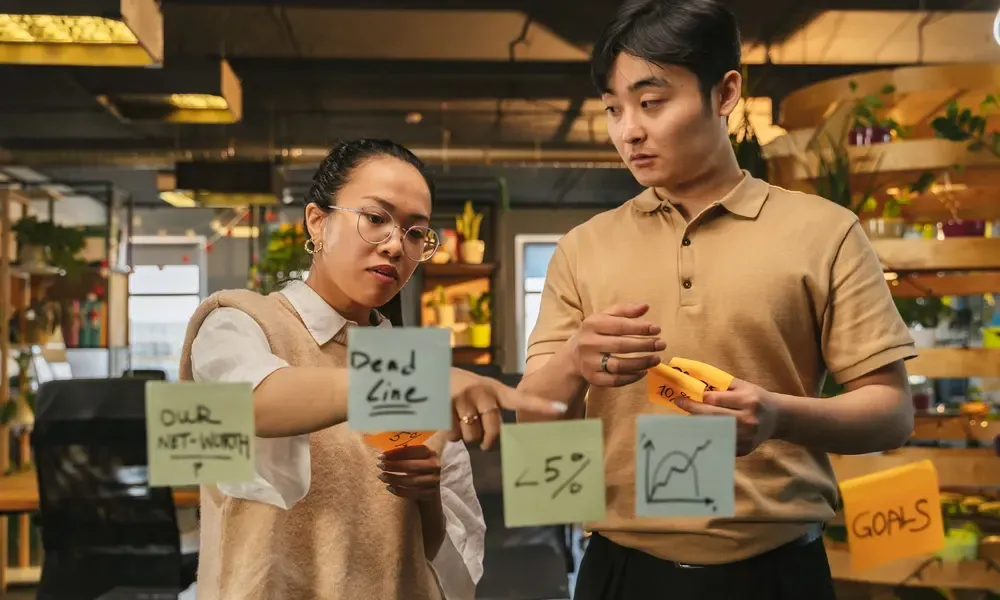การระดมสมองด้วยโพสต์อิตของทีม