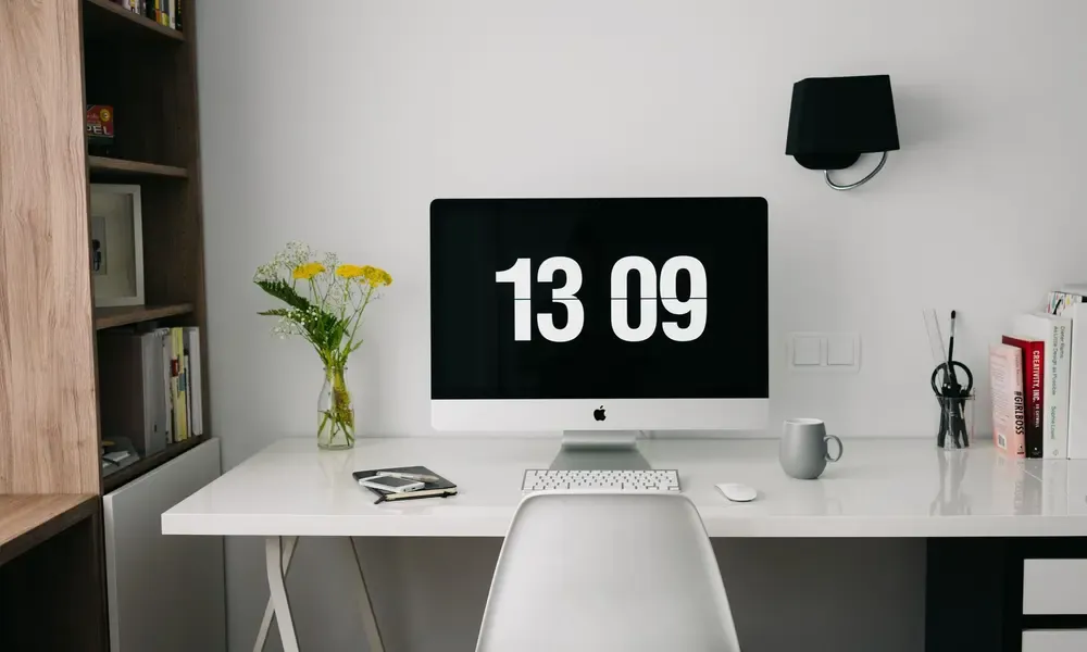 นาฬิกาบนผนังห้องทำงาน