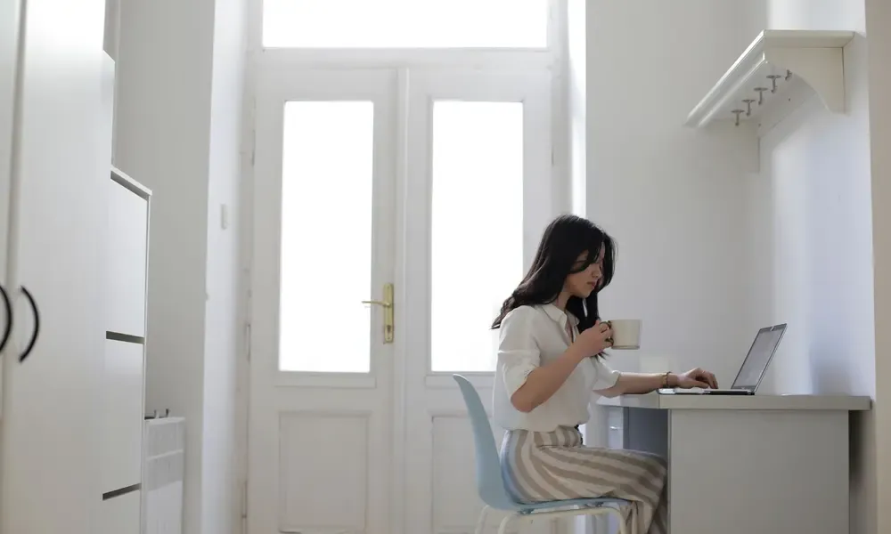 เจ้าของธุรกิจคนเดียวในห้องทำงานที่บ้าน