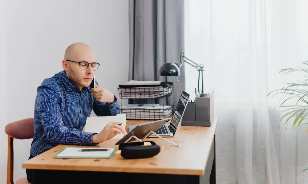 เจ้าของธุรกิจคนเดียวในห้องทำงานที่บ้าน