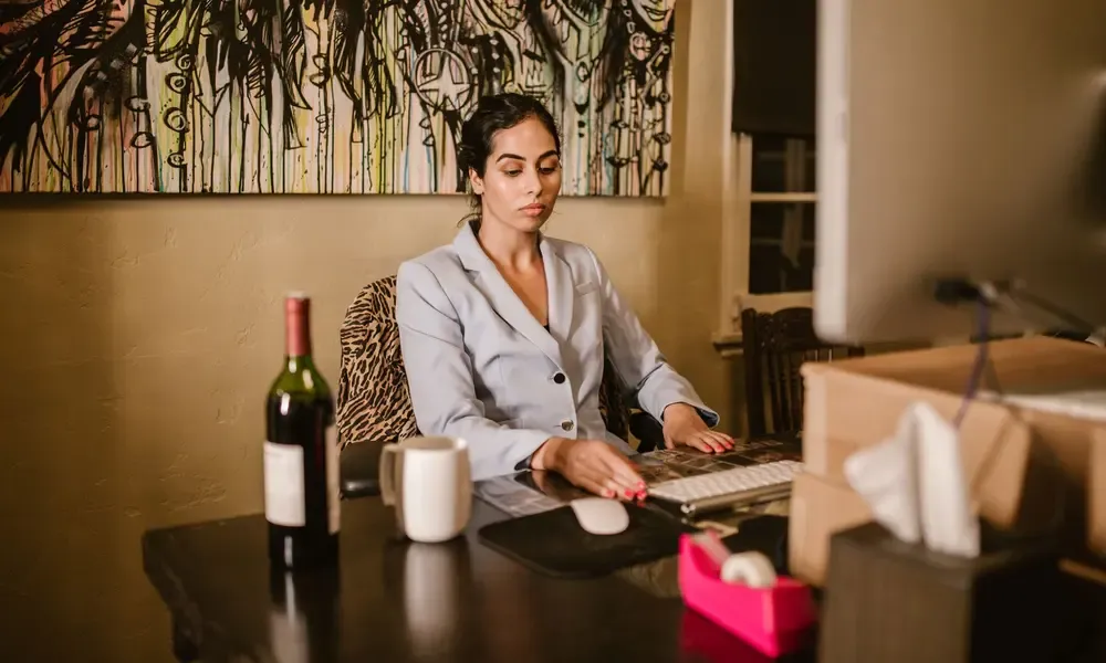 เจ้าของธุรกิจคนเดียวในห้องทำงานที่บ้าน