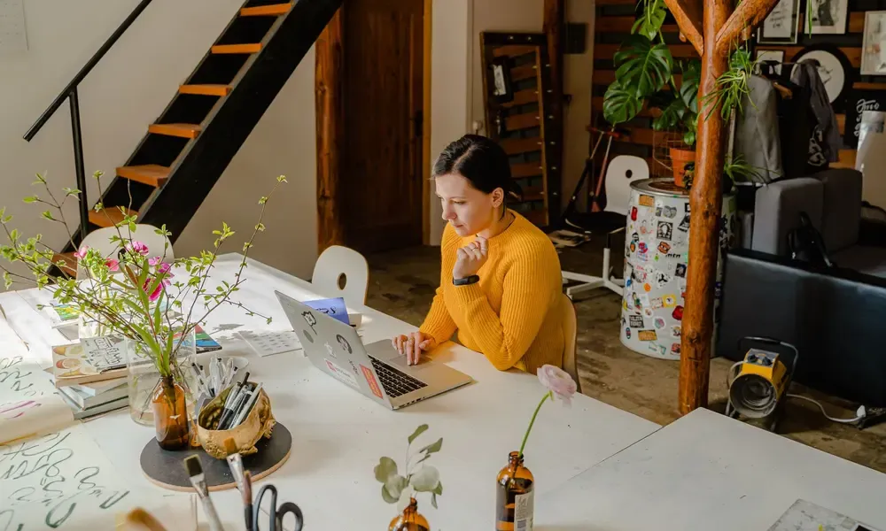 เจ้าของธุรกิจคนเดียวในห้องทำงานที่บ้าน