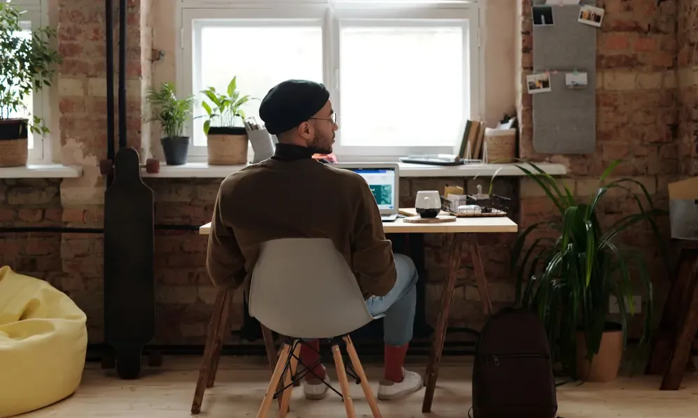 เจ้าของธุรกิจคนเดียวในห้องทำงานที่บ้าน