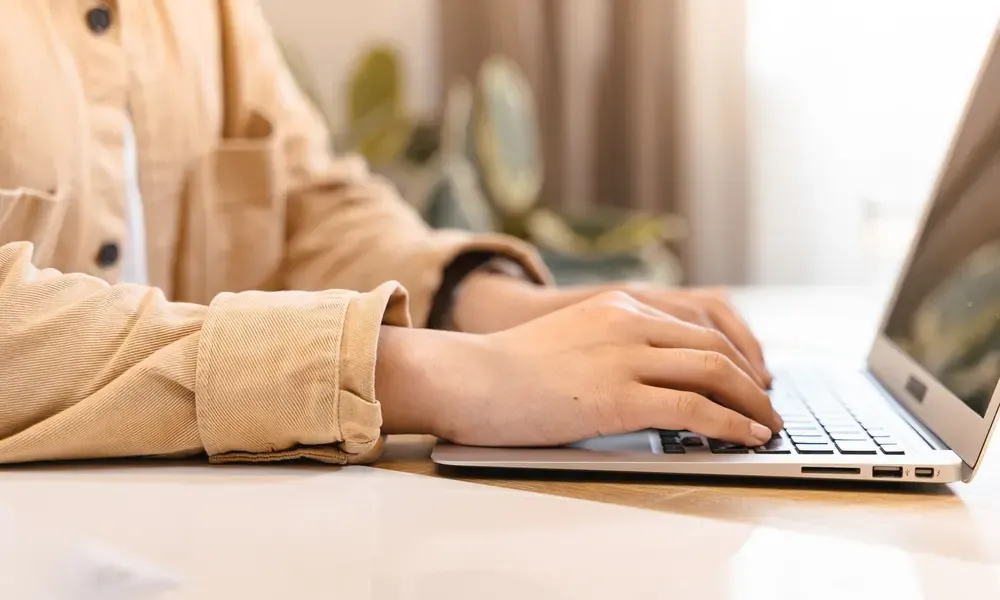 มือกำลังพิมพ์บนคีย์บอร์ด