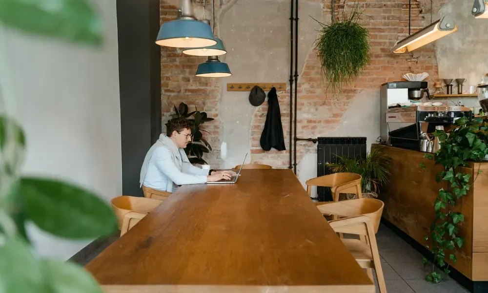 การพิมพ์งานบนโน้ตบุ๊กในร้านกาแฟ