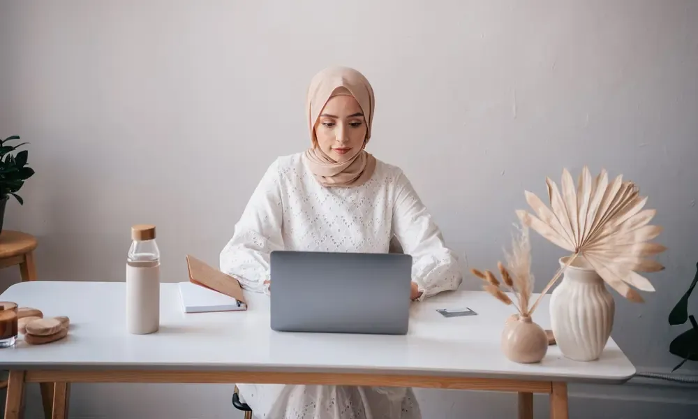 เจ้าของธุรกิจคนเดียวในห้องทำงานที่บ้าน