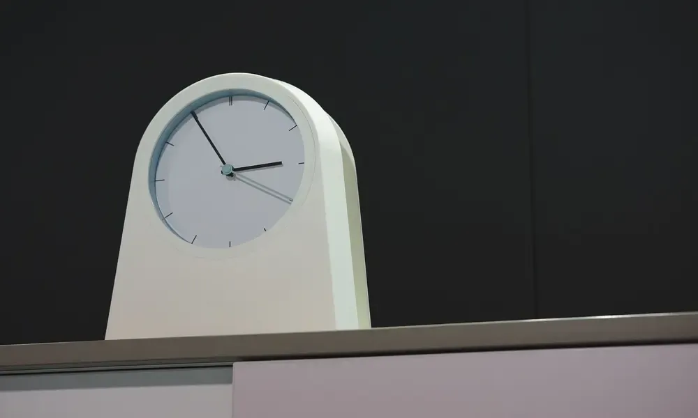 นาฬิกาบนผนังห้องทำงาน