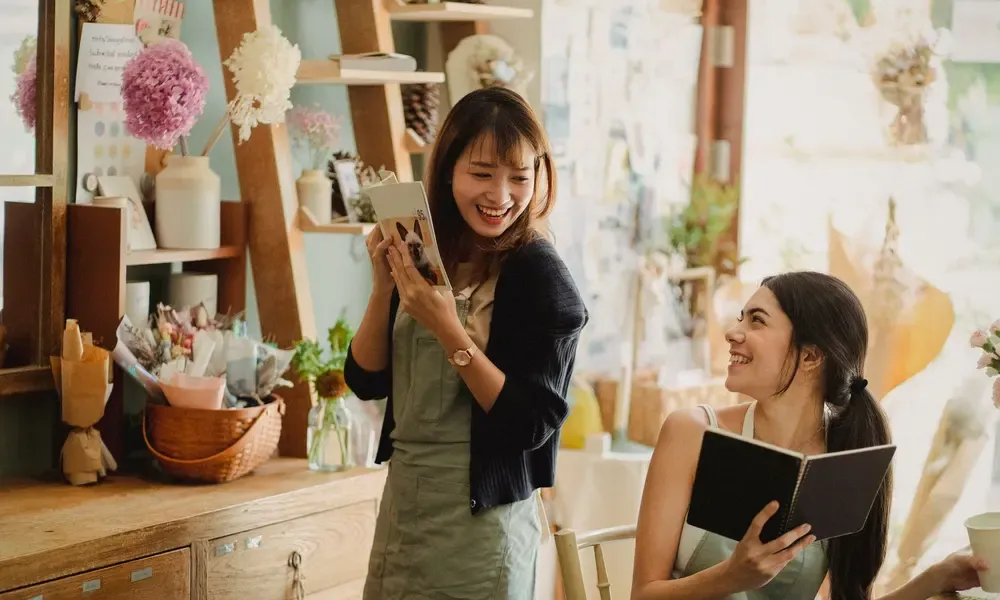 ลูกค้ากำลังคุยกับเจ้าของร้าน