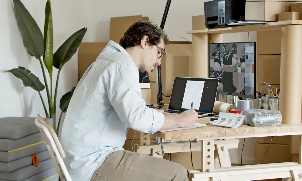 เจ้าของธุรกิจคนเดียวในห้องทำงานที่บ้าน
