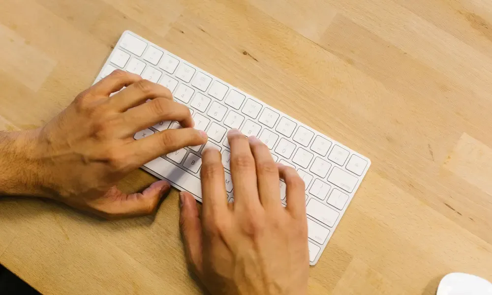 มือกำลังพิมพ์บนคีย์บอร์ด