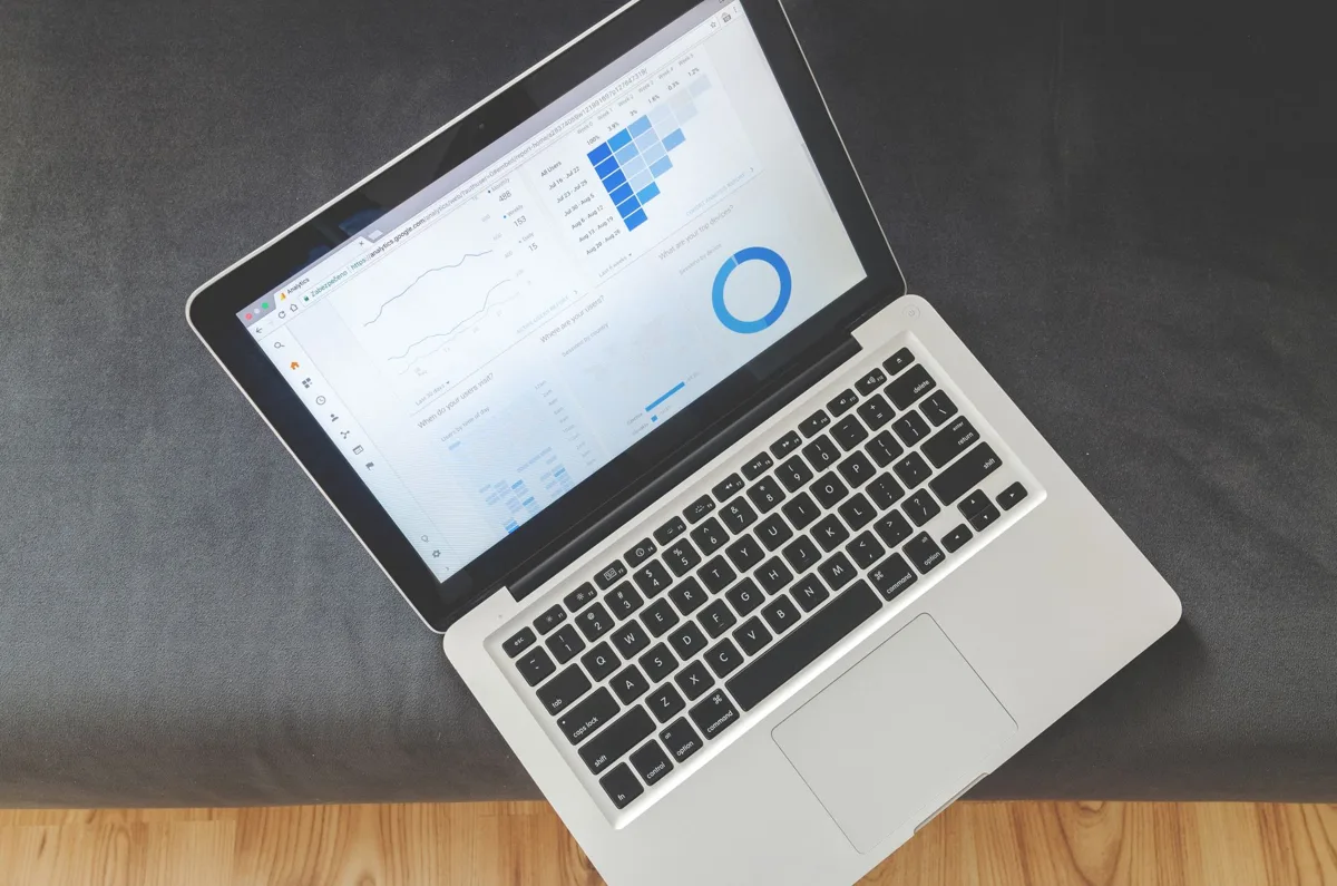 แล็ปท็อปแสดงแดชบอร์ด Google Analytics วิเคราะห์ที่มาผู้เข้าชมเว็บไซต์