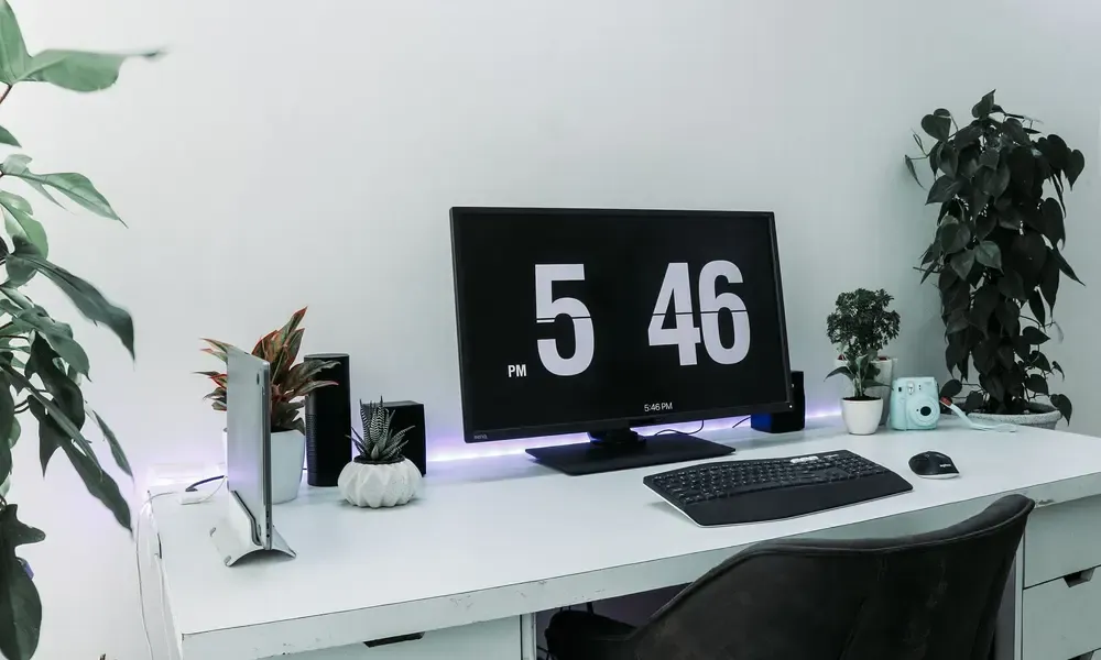 นาฬิกาบนผนังห้องทำงาน