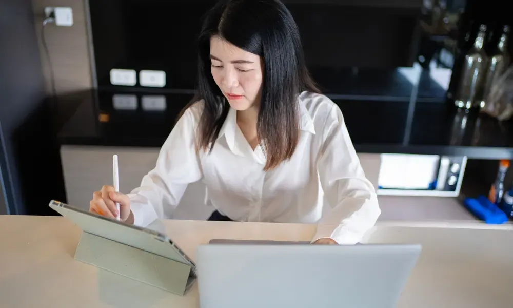 เจ้าของธุรกิจคนเดียวในห้องทำงานที่บ้าน
